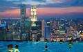 Отель в Сингапуре Marinа Bay Sands - бассейн для отдыхающих ночью