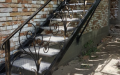 уличная лестница со ступенями из рифленого профнастила и кованными пирилами