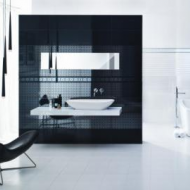 Дизайн черно-белой ванной. Отделка плиткой: piumetta
