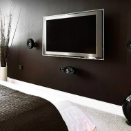 Телевизор на коричневой стене