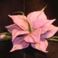 Розовый цветок из войлока