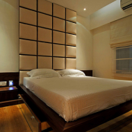 Спальня в японском стиле с декоративным стеганным изголовьем