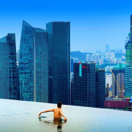 Отель в Сингапуре Marinа Bay Sands - бассейн на крыше, не имеющий бортов