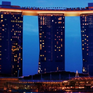 Отель в Сингапуре Marinа Bay Sands - исполинская гондола над тремя зданиями