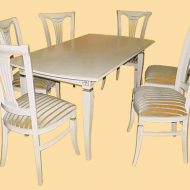 Белые стол со стульями
