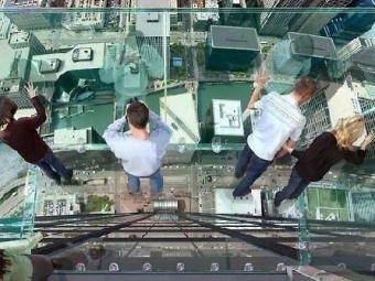 Прозрачный балкон на 103 этаже небоскреба Sears Tower в Чикаго