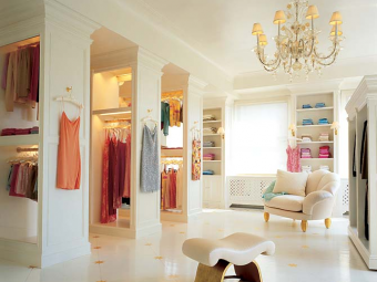 Красивая гардеробная комната: украшаем, подбираем двери, фурнитуру и вешала