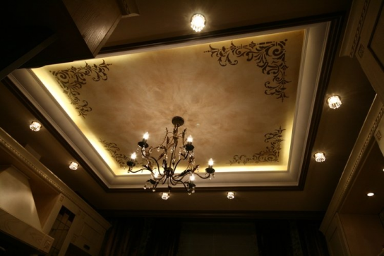 Декорирование потолка в классическом стиле, при помощи трафарета
