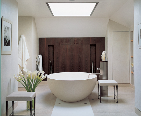 Ванная комната в стиле минимализм, деревянные панели.