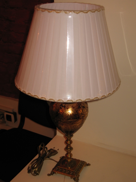 Настольный светильник с декоративной ножкой и белым абажуром