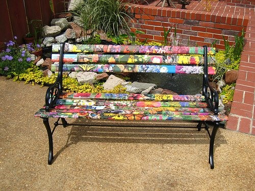 Декорированная садовая скамейка