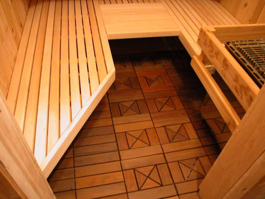 Художественный деревянный пол в сауне