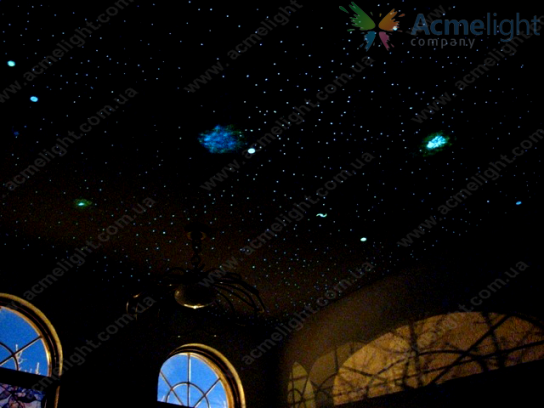 Звездное небо на потолке загородного дома