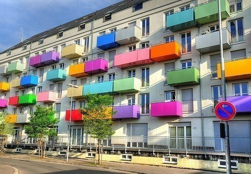 Дом с цветными балконами