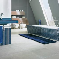 Модно отделанная ванная комната в мансардном помещении: плитка nitt_aranz