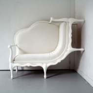 Дизайнеру в фантазии не откажешь: Белое кресло в почти классическом стиле:)