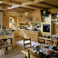 Уютная кухня из натурального дерева. Стиль ренессанс.