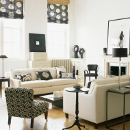 Фотография гостиной комнаты в черно-белой цветовой гамме
