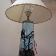 Необычная настольная лампа с декоративной ножкой