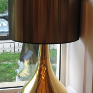 Стильная лампа с текстильным коричневым плафоном