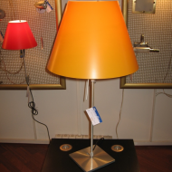 Лампа в стиле минимализм с желтым абажуром