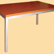 Деревянный стол с металлическим каркасом