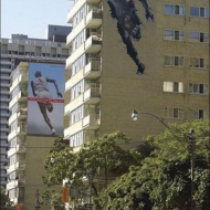 Реклама на зданиях Nike Running «пробила» стену соседнего здания
