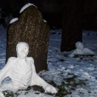 Снеговики на бристольском кладбище...