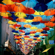 Красочный навес из зонтов в Португалии