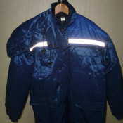 Комплект зимний (п/комбез куртка), ткань ― МВО, цвет ― т. синий, кокетка ― высилек. Куртка удлиненная, п/комбез с высокой спинкой. 
Размер ― с 50 по 56 включительно, рост ― 3,4.  Костюм зимний  Казахстан  9500  комплект  Компания Табыс Сервис ТОО