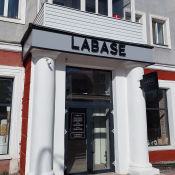 Вывески световые, объёмные буквы  В нашей компании имеется собственная производственная база, и Вы можете быть уверены, что заказав вывеску в Караганде, получите изделие хорошего качества, а также профессиональный монтаж.  10000  шт.  Наружная реклама GRAND Реклама ТОО