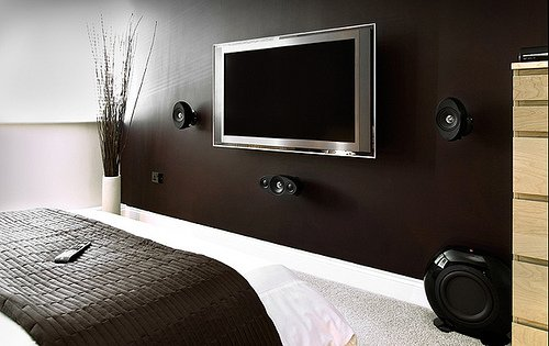 Телевизор на коричневой стене