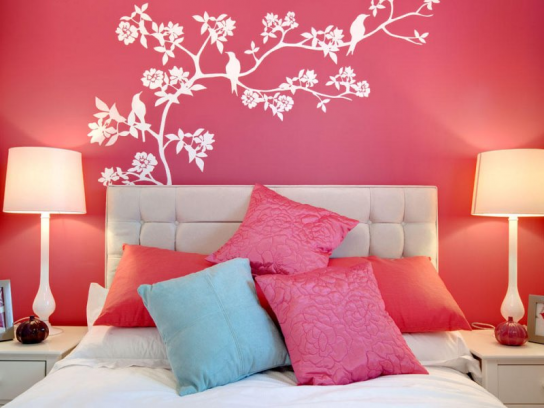 Розовое чудо в спальной комнате
