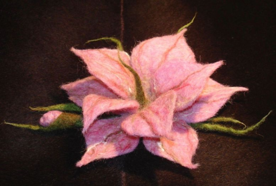 Розовый цветок из войлока