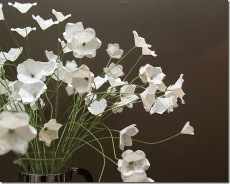 Белые цветочки из бумаги