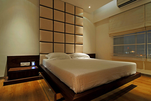 Спальня в японском стиле с декоративным стеганным изголовьем