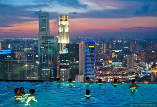 Отель в Сингапуре Marinа Bay Sands - бассейн для отдыхающих ночью