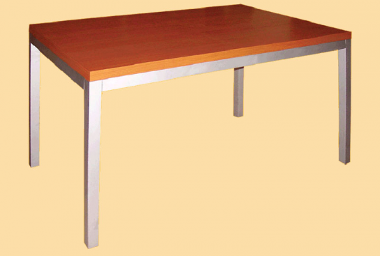 Деревянный стол с металлическим каркасом
