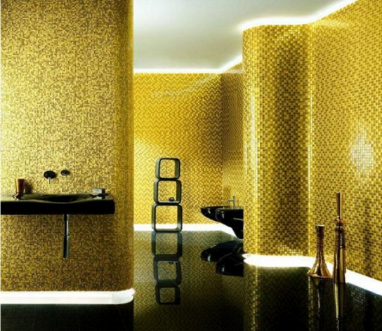 Золотая мозаика в отделке ванной комнаты